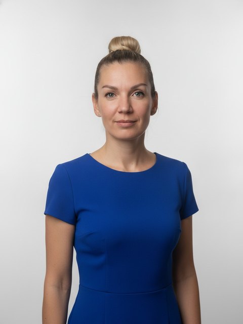 Платье в ярко-синем тоне