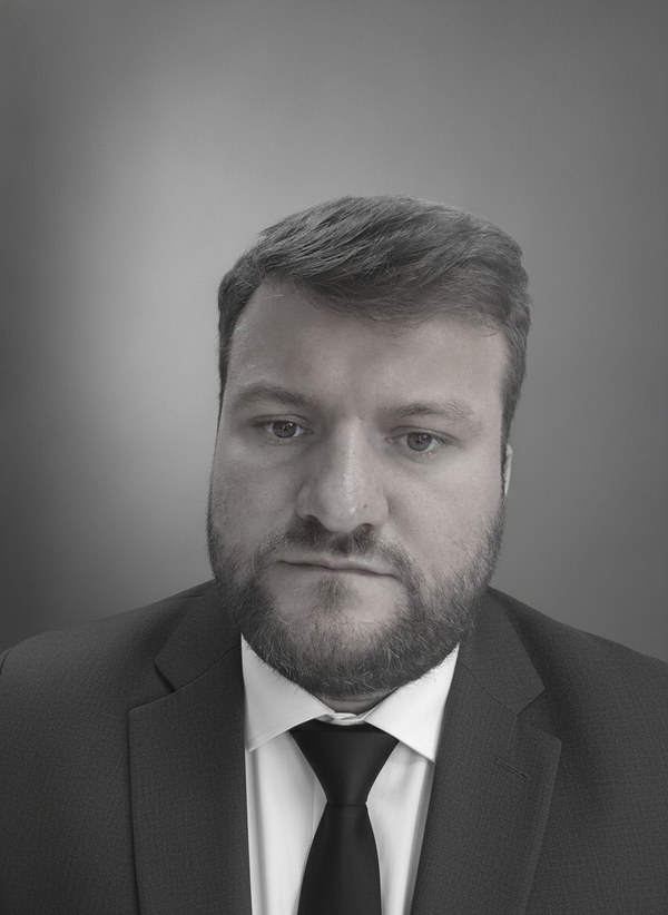 Образ «Чёрно-белый портрет»: серый фон и драматичный ключевой свет